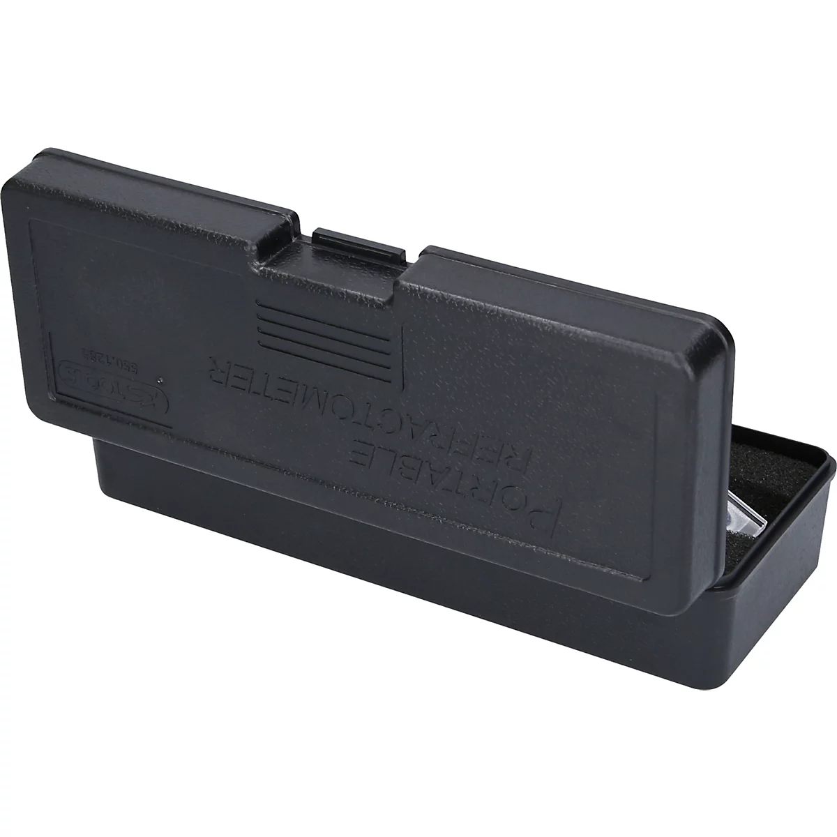 Schwarzer Koffer mit leicht geöffnetem Deckel. Darin befindet sich ein kleines, helles Gerät. Auf dem Koffer steht "Portable Refractometer".